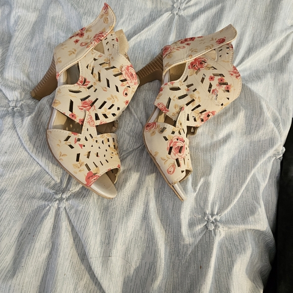 Sandals - Picture 1 of 2